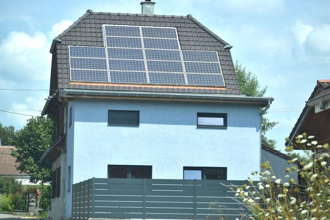 Location de toiture pour panneaux solaires : comment transformer votre toit en revenu ?